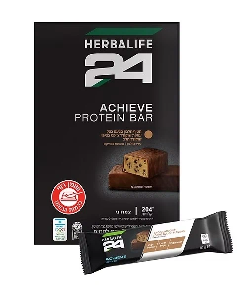 חטיף החלבון H24 ACHIEVE בטעם בצק עוגיות שוקולד צ'יפס, מכיל 21 גרם חלבון, דל סוכר ומתאים לצמחונים.